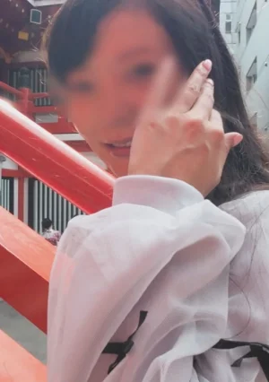 [個撮屋外セックス] 〈言いなり不倫妻〉「えっ！ここでするんですか？」街の片隅でエロ行為！ 人が来るかもしれない場所でフェラ＆セックス！興奮しまくり ホテルで中出しドピュー！！